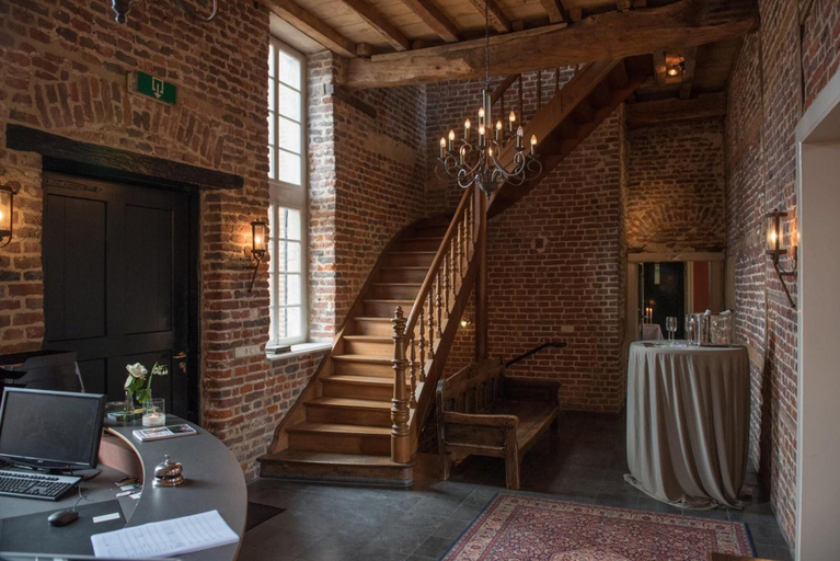 Public Area, Hotel Schinvelder Hoeve, Onderbanken