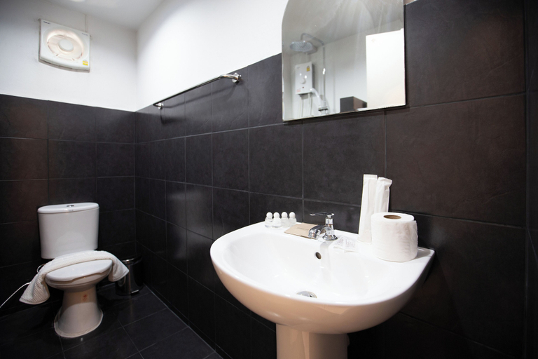 Bathroom 5, 185 @ Surawong Hotel, Bang Rak