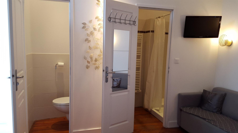 Bathroom 4, La Halte Montaigne, Gironde