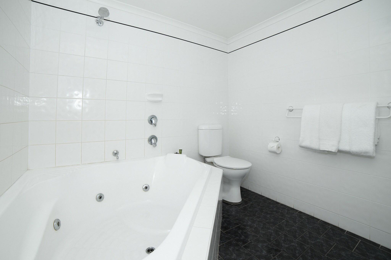 Bathroom 5, Townhouse Hotel, Wagga Wagga - Pt A