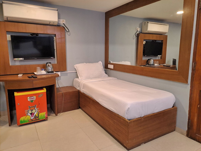 Bedroom 5, Hotel Cruz Royale, Mumbai Suburban