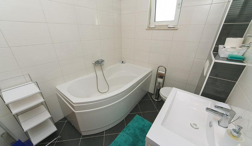 5, Villa Issea, Brela