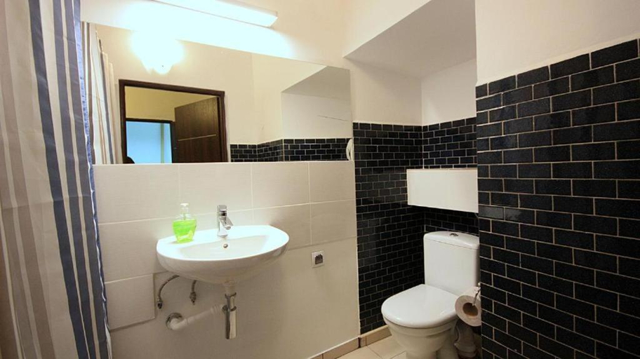 Bathroom 3, Flamingo Premium Hostel, Kraków City
