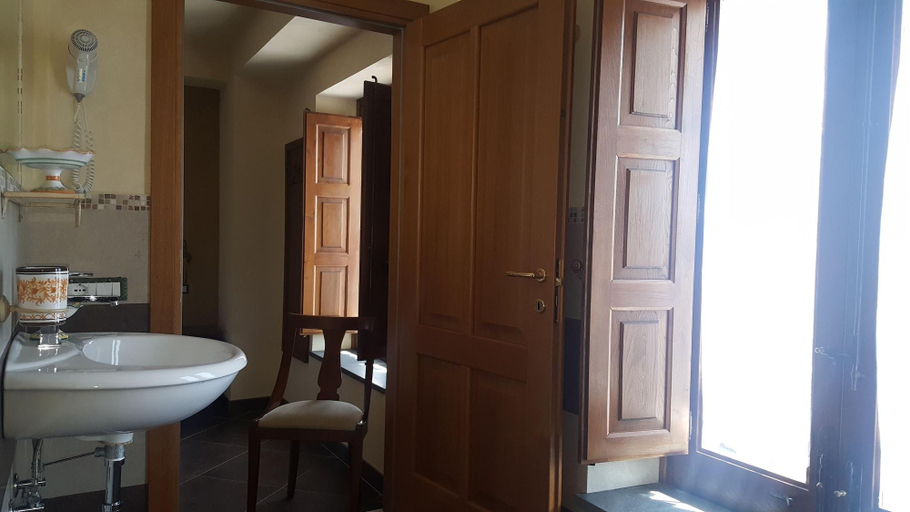 Bathroom 5, Antico Borgo Petralia, Catania