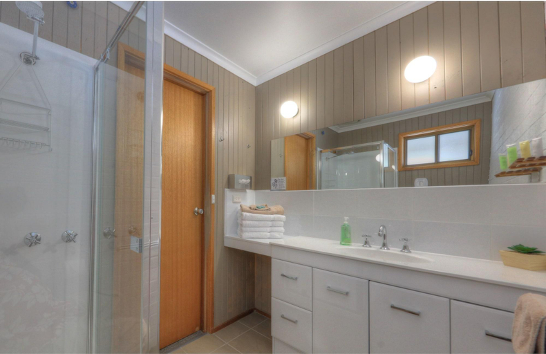 Bathroom, Kyabram Country Motel, Campaspe - Kyabram