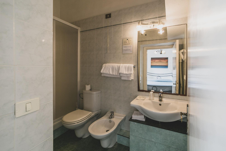 Bathroom 4, Hotel Alfiero, Grosseto