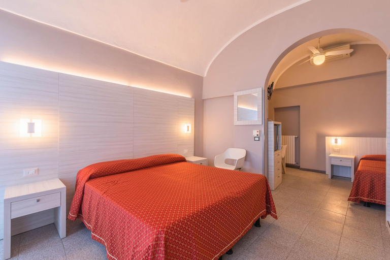 Bedroom 3, Hotel Danio Lungomare, Savona