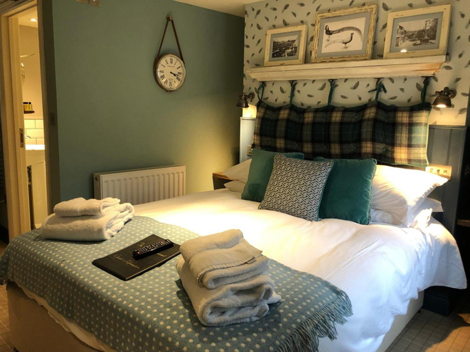 Bedroom 2, The Golden Pheasant Inn, Oxfordshire