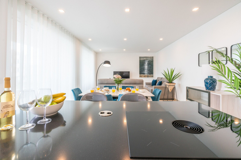 Food & Drinks 5, Lagos Marina View 4 With Pool by Homing, Lagos