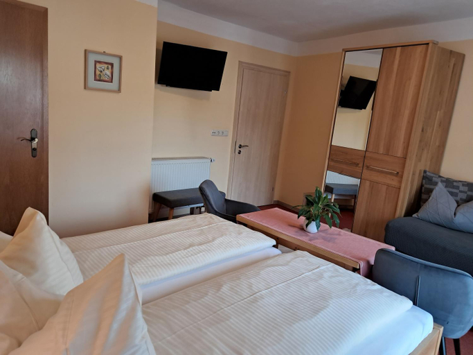 Bedroom 2, Hotel Garni Edelweiß, Traunstein