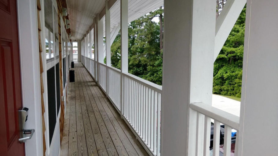 Public Area 2, Topsail Shores Inn, Onslow