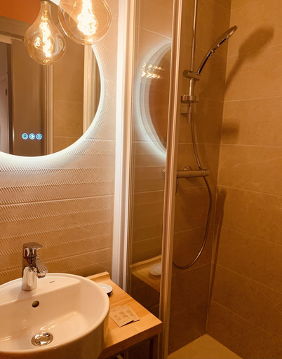 Bathroom 4, L'Escoundillou, Cantal