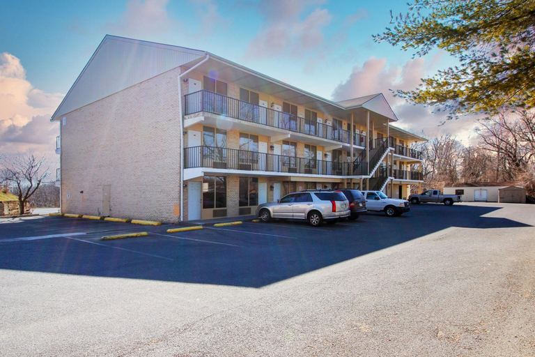 Exterior & Views 2, APM Inn & Suites, Winchester