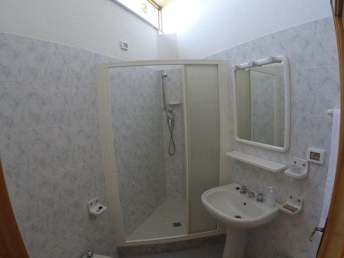 Bathroom 5, Hotel Nyers, Perugia