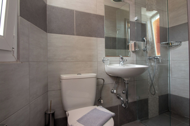 Bathroom 4, Cosmopolit, Attica