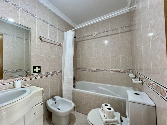 Bathroom 3, Quarteira Central Beach by Homing, Loulé