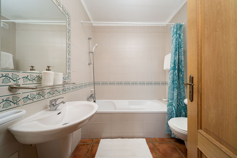 Bathroom, Albufeira Palm Tree With Pool by Homing, Albufeira