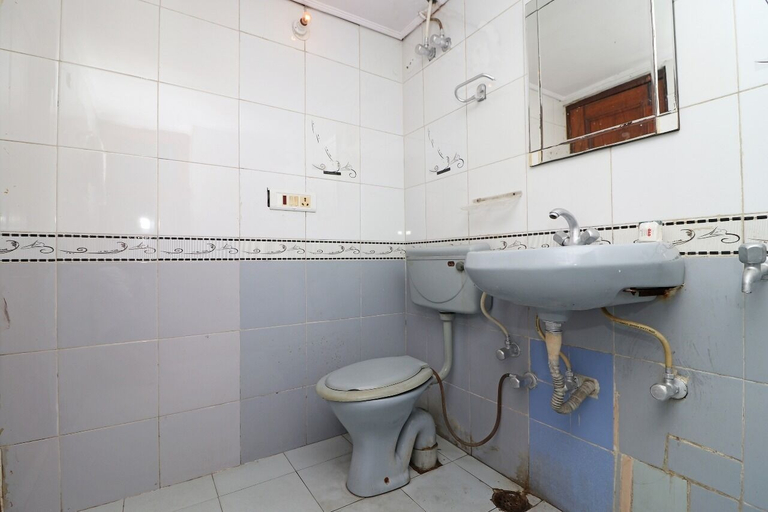 Bathroom 3, Hotel Hari Villa, Gautam Buddha Nagar