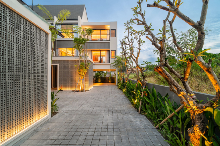 Exterior & Views 30