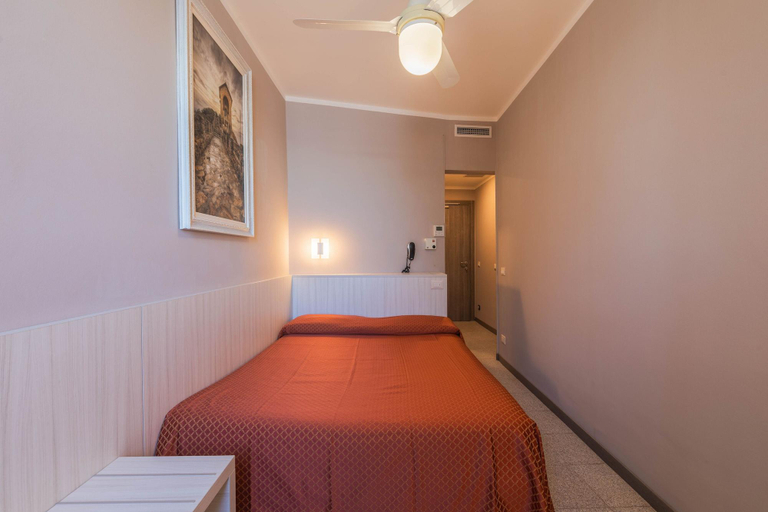 Bedroom 3, Hotel Danio Lungomare, Savona