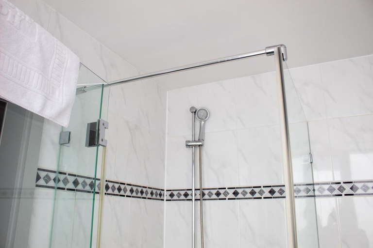 Bathroom 5, Airport Hotel Jagerhof Weeze, Kleve