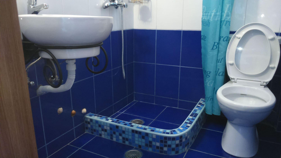 Bathroom 3, Ammoudia Studios, South Aegean