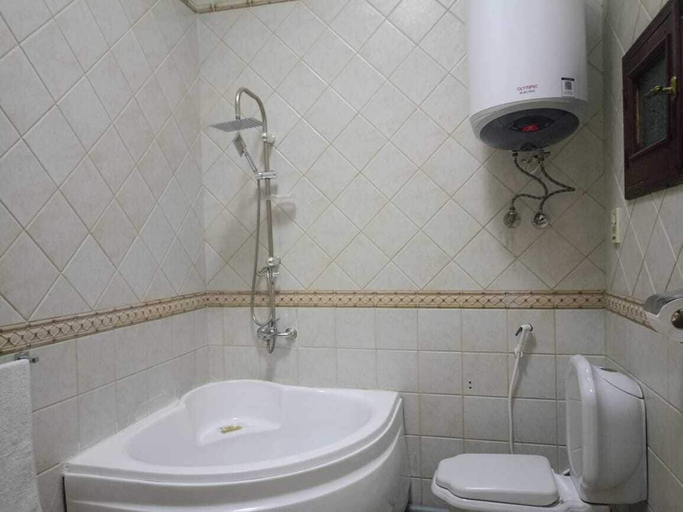 Bathroom 4, Florida hotel, 'Abdin