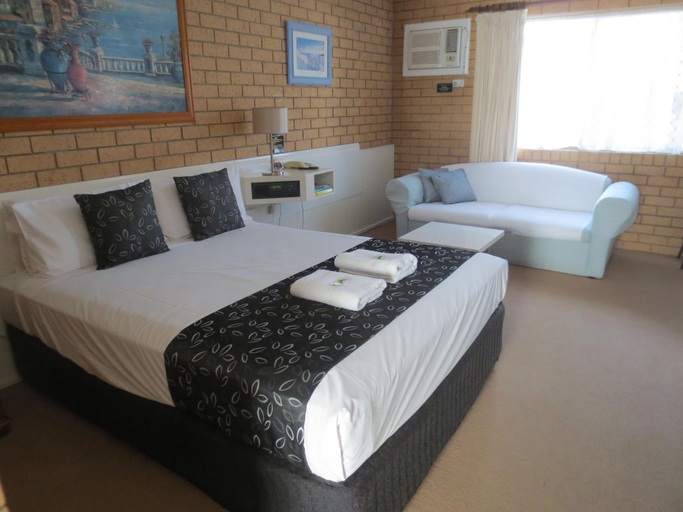 Bedroom 3, Aspley Pioneer Motel, Aspley