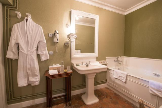 Bathroom 4, Hotel-Restaurant La Montagne, Haute-Marne