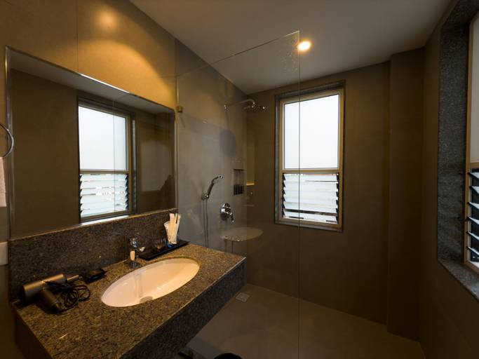Bathroom 3, Tro Hotel, Chang