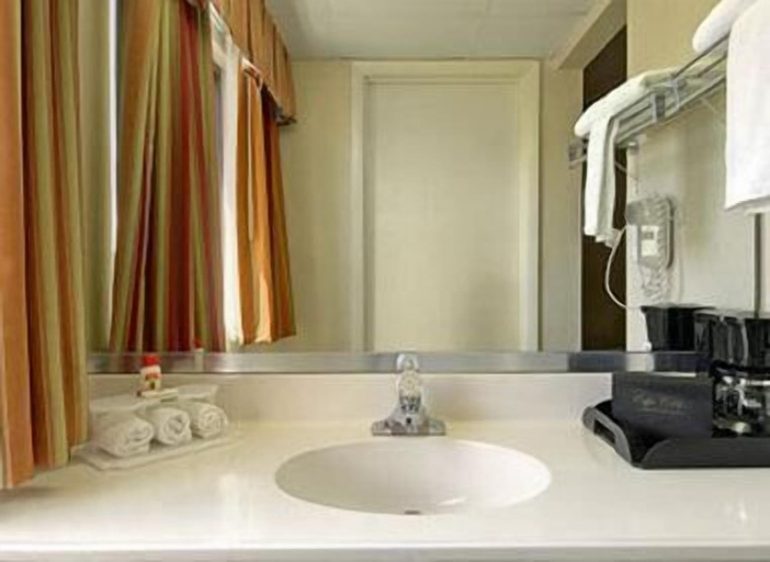 Bathroom, Super Inn, Robeson