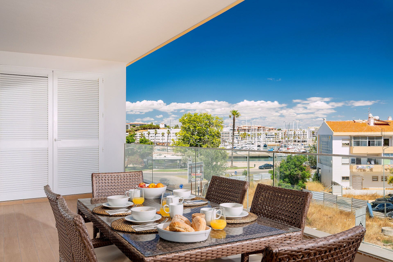 Food & Drinks 5, Lagos Marina View 2 With Pool by Homing, Lagos