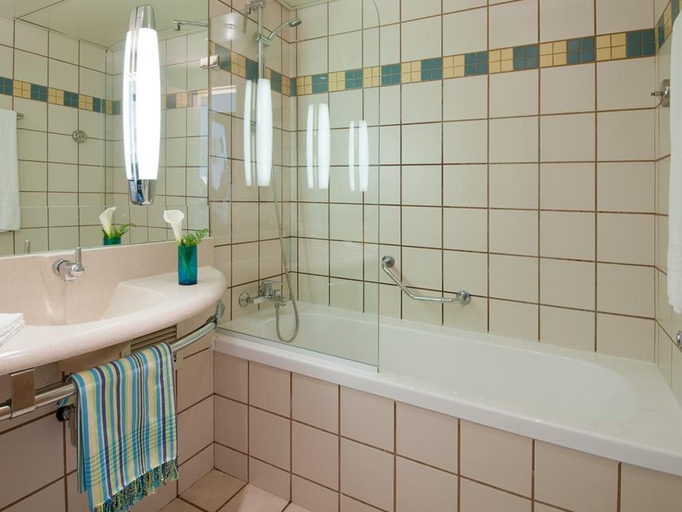 Bathroom, Leonardo Plaza Dead Sea