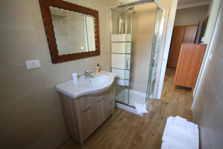 Bathroom 3, Villa La Conchiglia, Nuoro