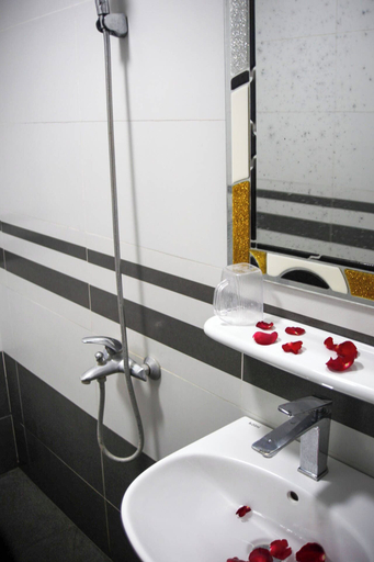 Bathroom 3, Newlife Hotel LB - by BAY LUXURY, Long Biên