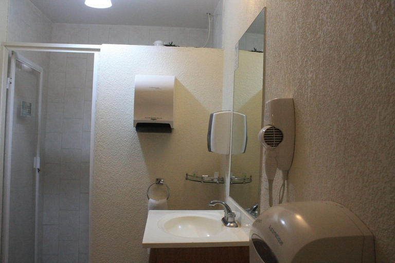 Bathroom, Casa de la Luna, Mexico City