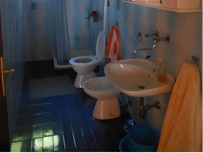 Bathroom 2, Lorena Rooms