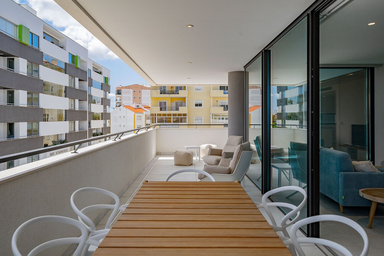 Food & Drinks, Lagos Deluxe 1 With Pool by Homing, Lagos
