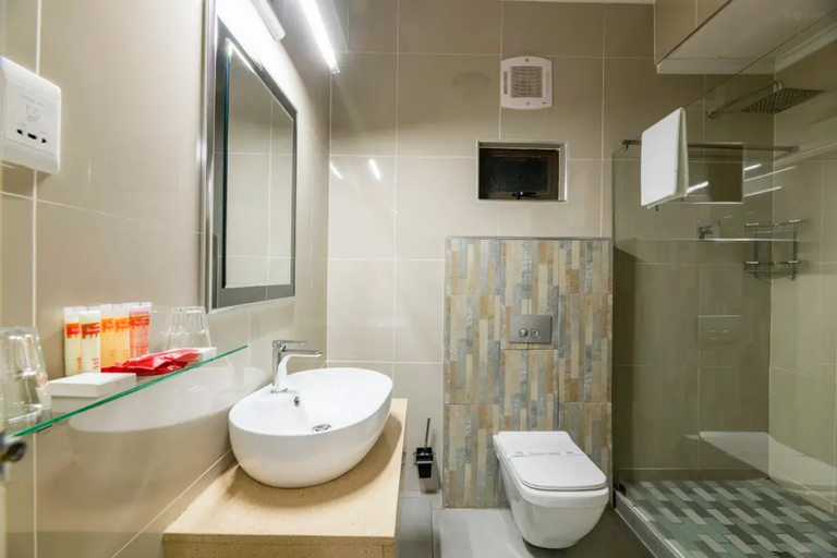 Bathroom 5, Bulawayo Rainbow Hotel, Bulawayo