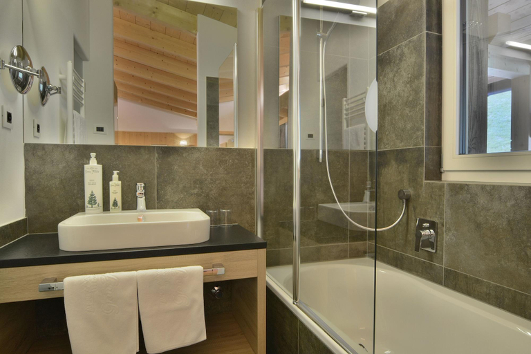 Bathroom 4, Alpine Hotel Gran FodÃ¡, Bolzano