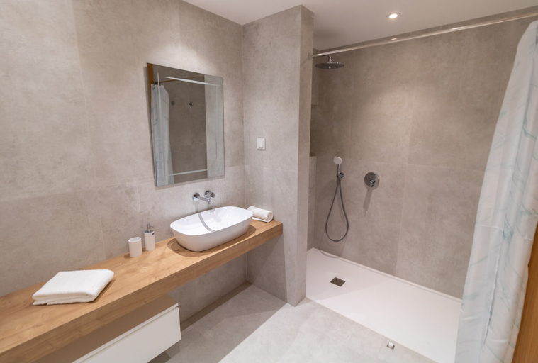 Bathroom 3, Lagos Deluxe 2 With Pool by Homing, Lagos