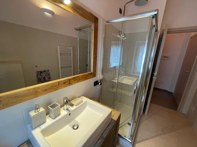 Bathroom 2, Ca' di Bianca, Genova
