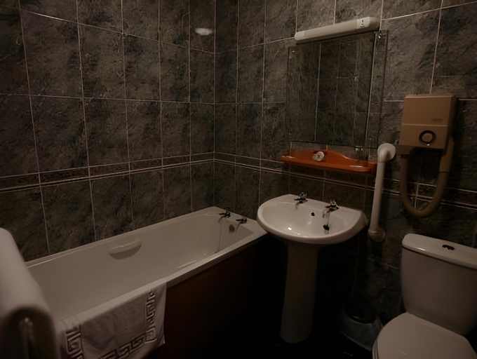 Bathroom 2, The Crags Hotel, Stirling