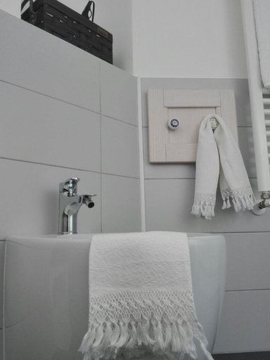 Bathroom 4, Déjà Vu, Crotone