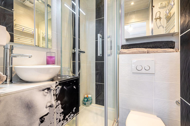 Others 5, GuestReady - Appartement baigne de lumiere au 7e., Paris