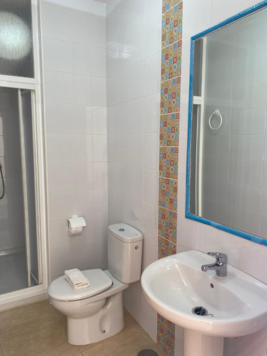 Bathroom 3, Conil Homes VI Apartments, Cádiz