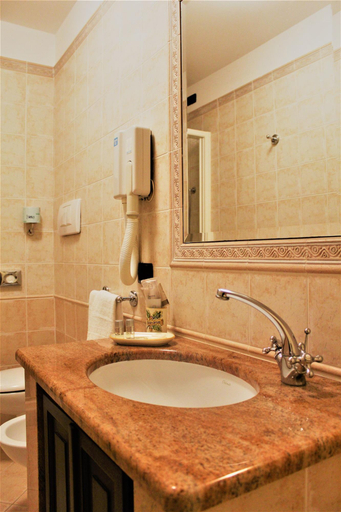 Bathroom 5, Faro Rosso, Perugia