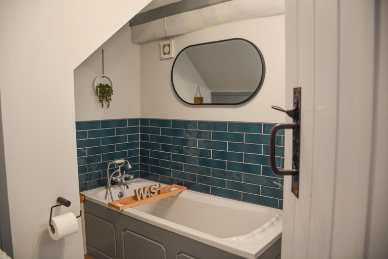 Bathroom 3, Lower Trengale Farm Holiday Cottages, Cornwall