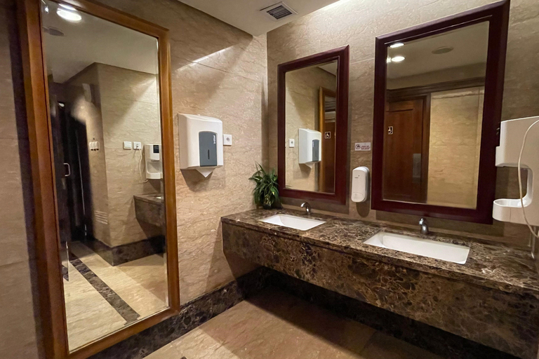 Bathroom 4, eL ROYALE by Farizi Rooms, Bandung