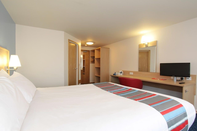 Bedroom 2, Travelodge London Park Royal, London